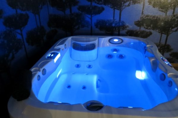 Une Nuit Pour Nous Chambre Avec Jacuzzi Prive A Bourg Les Valence